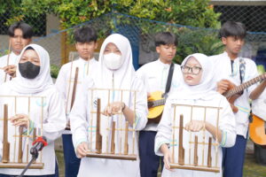 Siswa menunjukkan kemampuan bermain angklung sebagai persembahan untuk para guru