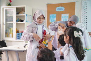 Seorang parent sedang memberkan pembelajaran kepada para siswa