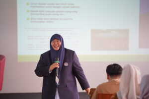 Dr. Nur Cholimah mengisi acara seminar Hari Guru Nasional di GIS 3 Jogja