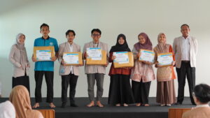 Wajah bangga para guru dan tendik saat menerima apresiasi atas dedikasi mereka