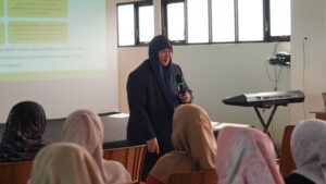 Ibu Nur Cholimah menjadi pengisi seminar Hari Guru di GIS 3 Jogja