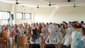 Para guru GIS 3 Jogja terlihat menyimak materi dari narasumber