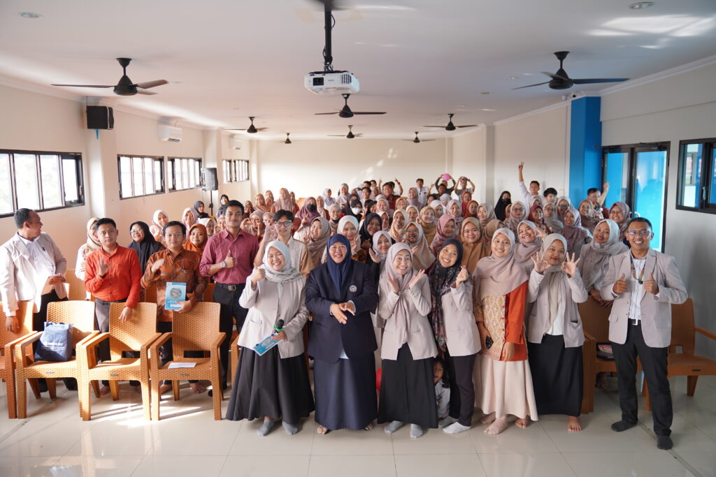 Keceriaan para guru dalam momen Seminar dan Apresiasi Hari Guru 2025