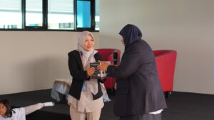 Dr. Nur Cholimah menerima kenang-kenangan dari GIS 3 Jogja