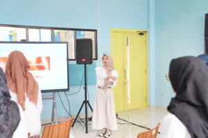 Ms. Vinta menjadi dirigen dalam pembukaan Induction Training