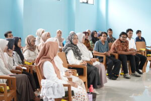 Guru dan karyawan baru mengikuti kegiatan Induction Training