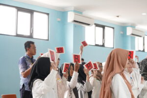 Momen ketika para peserta Induction Training mengikuti game yang dibuat Ms. Dea