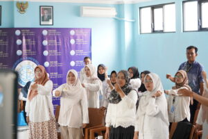 Sesi ice breaking oleh Ms. Rara yang mampu mengembalikan semangat dan keceriaan para peserta