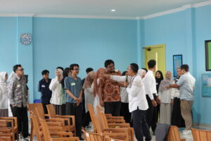 Potret keseruan ice breaking oleh Mr. Jati sebelum sesinya dimulai