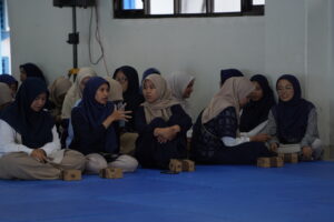 Peserta Iftar Jama'i berbincang dengan teman-temannya sambil menunggu acara dimulai