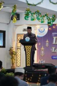 Potret Pembina Yayasan sedang memberikan sambutan di awal acara