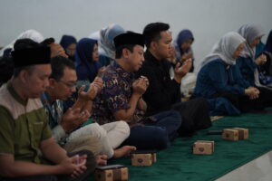 Momen doa bersama sebelum azan Magrib berkumandang