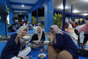 Wajah ceria para guru ketika menyantap makanan yang mereka pilih