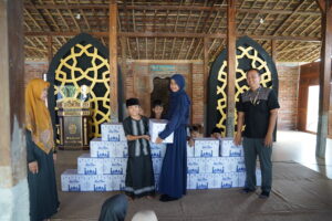 Siswa JHS turut terjun langsung ke panti asuhan untuk penyerahan paket baksos