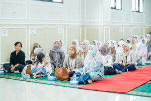 Para orang tua dan siswa JHS GIS 3 Jogja berkumpul di hall untuk Leaving Ceremony