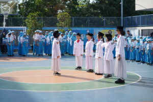 Para petugas upacara yang seluruhnya perempuan sedang menjalankan tugasnya dengan serius