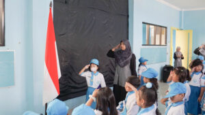 Siswa dan kepala sekolah PG-K GIS 3 Jogja melakukan hormat bendera saat upacara