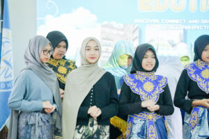 Siswi partisipan Edutrip Malaysia-Singapura dalam balutan pakaian daerah