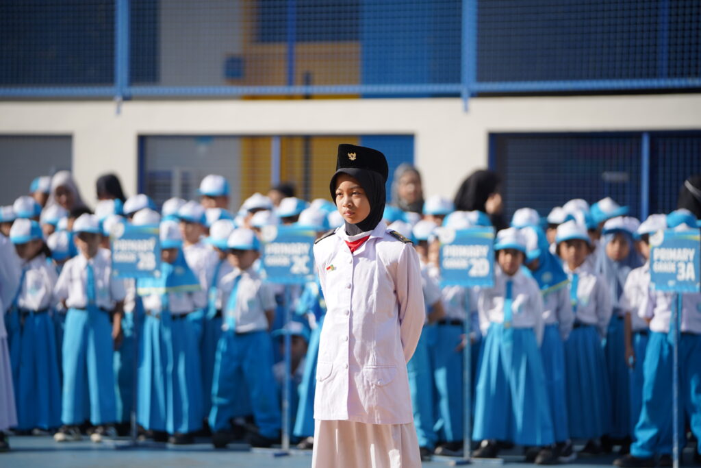 Potret salah seorang siswi yang bertugas sebagai petugas upacara dalam rangka peringatan Hari Kartini