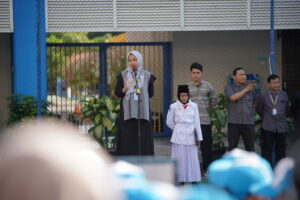 Potret Ms. Dhella ketika sedang memberi amanat kepada seluruh peserta upacara