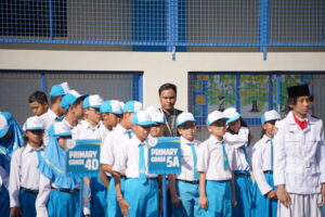 Siswa-siswi Primary GIS 3 Jogja tampak berbaris rapi di belakang papan nama kelasnya masing-masing