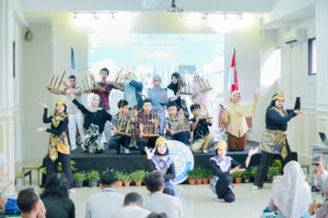 Keceriaan siswa-siswi JHS setelah menampilkan performance Medley Nusantara yang menghibur