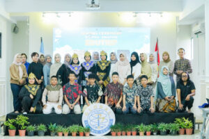 Foto bersama siswa, guru, dan orang tua sebagai penutup acara Leaving Ceremony di JHS