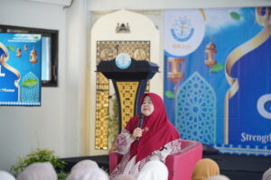 Bu Henny, pimpinan yayasan Sunni Global Darussalam, tengah memberi nasihat dan ceramah di acara Halal Bihalal