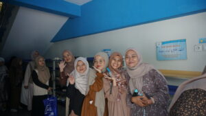 Para guru yang tampak ceria dan antusias untuk mengikuti kegiatan Halal Bihalal di sekolah