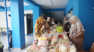 Makanan khas dari berbagai daerah tampak memenuhi meja registrasi