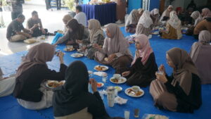 Keakraban teachers JHS GIS 3 Jogja ketika menikmati makanan bersama-sama