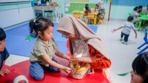 Potret keseruan siswa PG-K GIS 3 Jogja saat membuat parsel didampingi gurunya