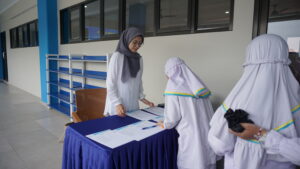 Sebelum masuk hall, siswa mengisi presensi terlebih dahulu