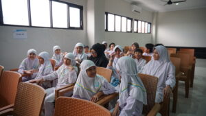 Potret siswa tampak asyik bercengkerama sebelum Leaving Ceremony dimulai