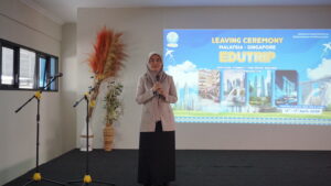 Potret Ms. Aini menyampaikan speech dan nasihat untuk para siswa