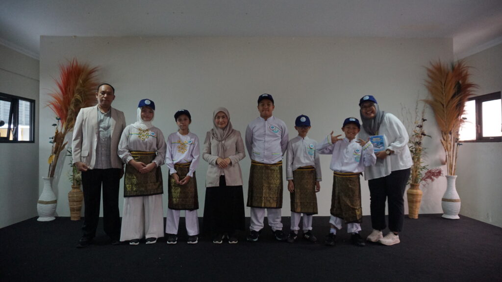 Siswa dan guru berfoto bersama setelah agenda handing over selesai