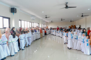 Siswa-siswi dan teachers Primary GIS 3 Jogja berkumpul di hall dan melakukan musafahah