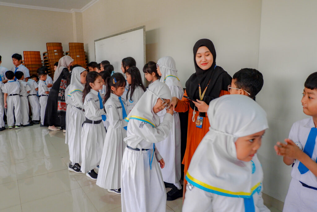 Siswa-siswi Primary GIS 3 Jogja melakukan musafahah dengan teachers dan teman-temannya