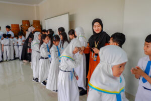 Siswa-siswi Primary GIS 3 Jogja melakukan musafahah dengan teachers dan teman-temannya