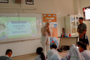 Potret seorang guru menjelaskan materi tentang pentingnya silaturahmi dan halal bihalal kepada para siswa