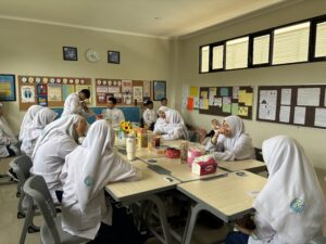 Siswa-siswi SMP melakukan silaturahmi antarkelas dengan mengunjungi kelas-kelas lain