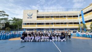 Seluruh peserta upacara, guru, petugas, dan perwakilan BNNK Sleman foto bersama usai upacara