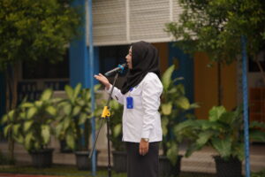 Ms. Dayu Purnama, dari BNNK Sleman, sedang menyampaikan pesan dan nasihat untuk para siswa