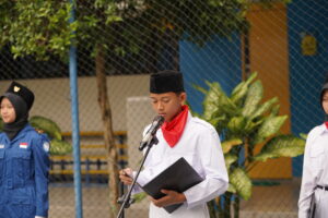 Seorang petugas upacara sedang membaca doa, suasana menjadi lebih khidmat