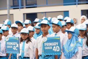 Siswa kelas 4C dan 4D mengikuti upacara dengan khidmat di barisan kelasnya masing-masing