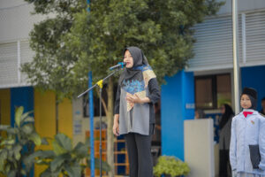 Ms. Wulan, pembina upacara hari itu, sedang memberikan amanat kepada seluruh siswa