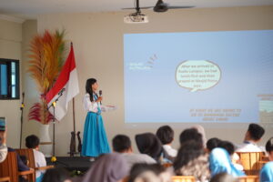 Dengan tayangan presentasi sederhana, salah satu siswa Primary menceritakan pengalaman Edutrip-nya