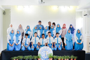 Di JHS, Presentasi Edutrip ditutup dengan foto bersama dengan parents