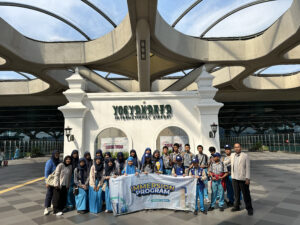 Sebelum berangkat, siswa berfoto terlebih dulu di Yogyakarta International Airport
