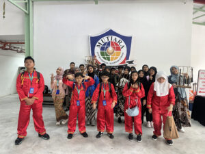 Siswa mempersembahkan penampilan bernuansa Indonesia di sebuah sekolah di Malaysia